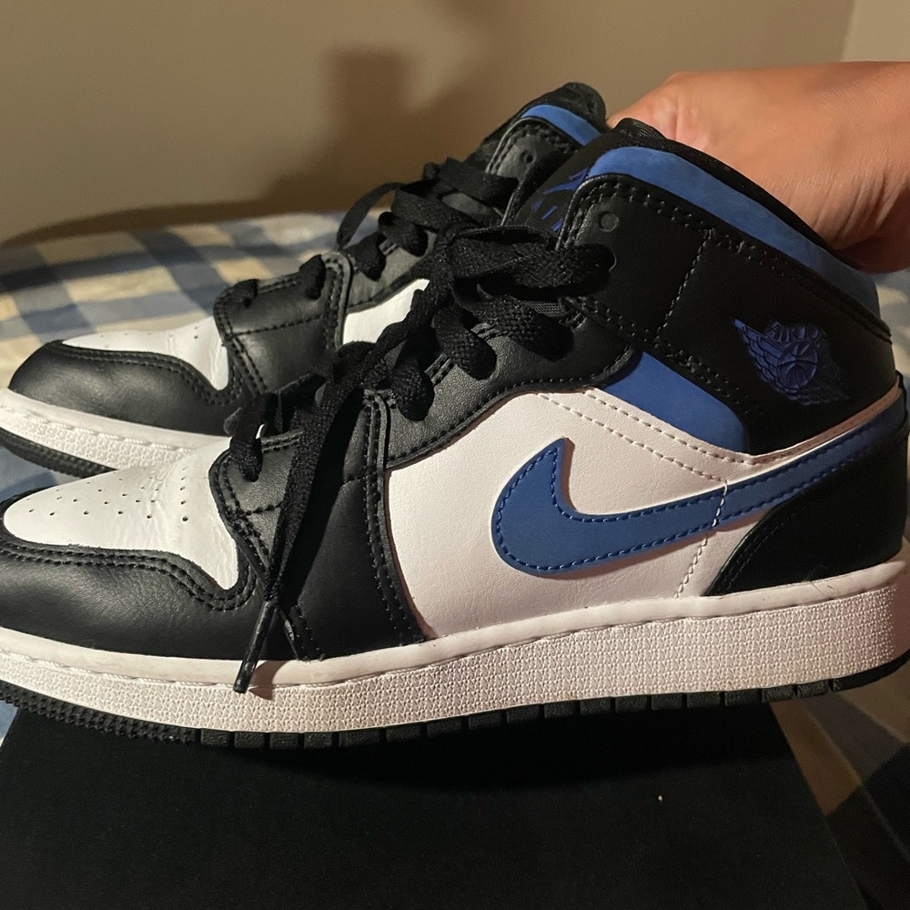 Air Jordan 1 Mid (GS) 5.5Y / women’s 7